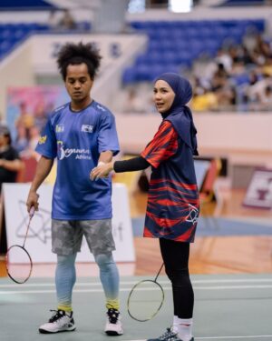 Aprena Manrose Instagram - Jangan jangan dulu, janganlah diganggu. Karna dia masih belum move on! Siapa sama macam saya angkat tangan? 🙋🏻♀️
Pergh macam pemain profesional lah. Dah boleh tukar bidang ni. Makasih photonya mas @syukreative @nazhfhimself 🫶🏻🤪
Siapa nak I post video masa lawan dengan @sintyamarisca & @gragri_ ? Pat jawabbb
#celebritybadmintonfunmatch #2024 #mahulagitahundepan