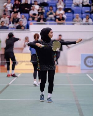 Aprena Manrose Instagram - Jangan jangan dulu, janganlah diganggu. Karna dia masih belum move on! Siapa sama macam saya angkat tangan? 🙋🏻♀️
Pergh macam pemain profesional lah. Dah boleh tukar bidang ni. Makasih photonya mas @syukreative @nazhfhimself 🫶🏻🤪
Siapa nak I post video masa lawan dengan @sintyamarisca & @gragri_ ? Pat jawabbb
#celebritybadmintonfunmatch #2024 #mahulagitahundepan