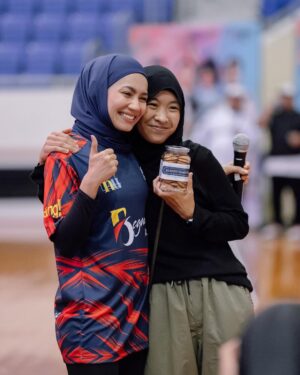 Aprena Manrose Instagram - Jangan jangan dulu, janganlah diganggu. Karna dia masih belum move on! Siapa sama macam saya angkat tangan? 🙋🏻♀️
Pergh macam pemain profesional lah. Dah boleh tukar bidang ni. Makasih photonya mas @syukreative @nazhfhimself 🫶🏻🤪
Siapa nak I post video masa lawan dengan @sintyamarisca & @gragri_ ? Pat jawabbb
#celebritybadmintonfunmatch #2024 #mahulagitahundepan
