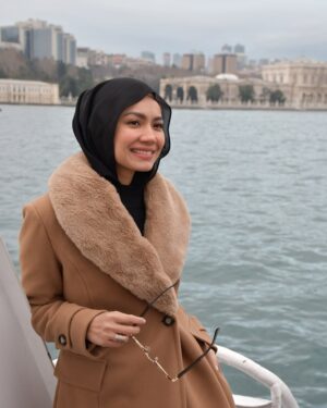 Aprena Manrose Instagram - New year, same me! 💁🏼♀️
Masih gila… gilakan kamu dan sentiasa setia bersama @universaltraveller_my & @the_hair_tric_and_lashility 🙃
#winteroutfit #sebelumtravelbuatrambutdulu #goodoutfitgoodmood #bendabaikbolehtiru #savelahkalaunaksave #muahciked