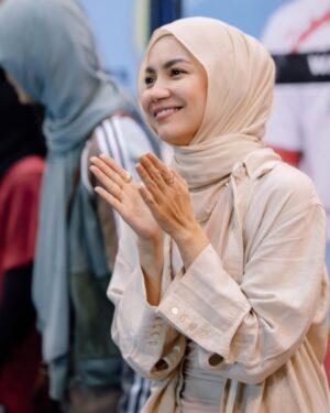 Aprena Manrose Instagram - Jangan jangan dulu, janganlah diganggu. Karna dia masih belum move on! Siapa sama macam saya angkat tangan? 🙋🏻♀️
Pergh macam pemain profesional lah. Dah boleh tukar bidang ni. Makasih photonya mas @syukreative @nazhfhimself 🫶🏻🤪
Siapa nak I post video masa lawan dengan @sintyamarisca & @gragri_ ? Pat jawabbb
#celebritybadmintonfunmatch #2024 #mahulagitahundepan