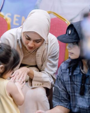 Aprena Manrose Instagram - Jangan jangan dulu, janganlah diganggu. Karna dia masih belum move on! Siapa sama macam saya angkat tangan? 🙋🏻♀️
Pergh macam pemain profesional lah. Dah boleh tukar bidang ni. Makasih photonya mas @syukreative @nazhfhimself 🫶🏻🤪
Siapa nak I post video masa lawan dengan @sintyamarisca & @gragri_ ? Pat jawabbb
#celebritybadmintonfunmatch #2024 #mahulagitahundepan