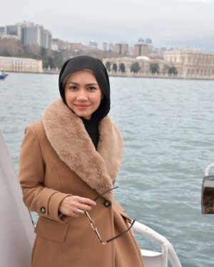 Aprena Manrose Instagram - New year, same me! 💁🏼♀️
Masih gila… gilakan kamu dan sentiasa setia bersama @universaltraveller_my & @the_hair_tric_and_lashility 🙃
#winteroutfit #sebelumtravelbuatrambutdulu #goodoutfitgoodmood #bendabaikbolehtiru #savelahkalaunaksave #muahciked