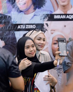 Aprena Manrose Instagram - Jangan jangan dulu, janganlah diganggu. Karna dia masih belum move on! Siapa sama macam saya angkat tangan? 🙋🏻♀️
Pergh macam pemain profesional lah. Dah boleh tukar bidang ni. Makasih photonya mas @syukreative @nazhfhimself 🫶🏻🤪
Siapa nak I post video masa lawan dengan @sintyamarisca & @gragri_ ? Pat jawabbb
#celebritybadmintonfunmatch #2024 #mahulagitahundepan