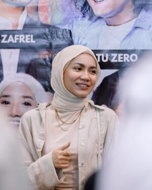 Aprena Manrose Instagram - Jangan jangan dulu, janganlah diganggu. Karna dia masih belum move on! Siapa sama macam saya angkat tangan? 🙋🏻♀️
Pergh macam pemain profesional lah. Dah boleh tukar bidang ni. Makasih photonya mas @syukreative @nazhfhimself 🫶🏻🤪
Siapa nak I post video masa lawan dengan @sintyamarisca & @gragri_ ? Pat jawabbb
#celebritybadmintonfunmatch #2024 #mahulagitahundepan