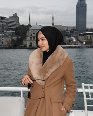 Aprena Manrose Instagram - New year, same me! 💁🏼♀️
Masih gila… gilakan kamu dan sentiasa setia bersama @universaltraveller_my & @the_hair_tric_and_lashility 🙃
#winteroutfit #sebelumtravelbuatrambutdulu #goodoutfitgoodmood #bendabaikbolehtiru #savelahkalaunaksave #muahciked