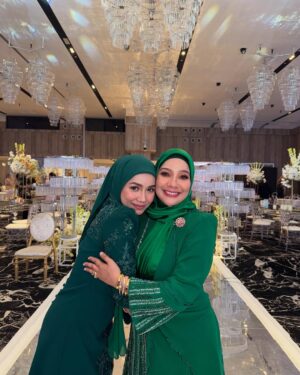 Aprena Manrose Instagram - Sayang saya dah kahwin 🥲
February bulan yang sangat penuh dengan emotions kerana saya harus melepaskan kawan baik saya pada jejaka pilihannya.
Amri, tolong jaga wanna elok-elok tau. You’re so lucky to have her. You akan selalu tengok muka i jugak kerana saya akan tetap menghantui hidup Wanna sampai bila bila 🤣👻
To Wanna, kamu terlalu cantik pada malam itu. I love you so much. I’m here for you, always and forever. Selamat pengantin baru! @wannaali_ 🫂
#bridesmaidonduty #happytears #welcometotheclurb
Kurung @ynalee.official
MUA @ynasakinah @schanooladivas
