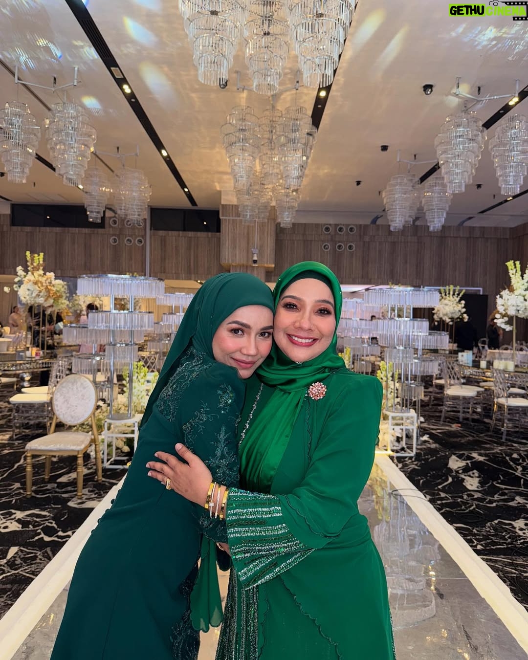 Aprena Manrose - 41.9K Likes - Sayang saya dah kahwin 🥲

February bulan yang sangat penuh dengan emotions kerana saya harus melepaskan kawan baik saya pada jejaka pilihannya. 
Amri, tolong jaga wanna elok-elok tau. You’re so lucky to have her. You akan selalu tengok muka i jugak kerana saya akan tetap menghantui hidup Wanna sampai bila bila 🤣👻

To Wanna, kamu terlalu cantik pada malam itu. I love you so much. I’m here for you, always and forever. Selamat pengantin baru! @wannaali_ 🫂

#bridesmaidonduty #happytears #welcometotheclurb 

Kurung @ynalee.official 
MUA @ynasakinah @schanooladivas