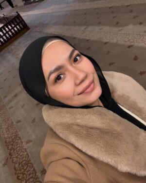 Aprena Manrose Instagram - New year, same me! 💁🏼♀️
Masih gila… gilakan kamu dan sentiasa setia bersama @universaltraveller_my & @the_hair_tric_and_lashility 🙃
#winteroutfit #sebelumtravelbuatrambutdulu #goodoutfitgoodmood #bendabaikbolehtiru #savelahkalaunaksave #muahciked