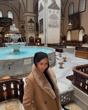 Aprena Manrose Instagram - New year, same me! 💁🏼♀️
Masih gila… gilakan kamu dan sentiasa setia bersama @universaltraveller_my & @the_hair_tric_and_lashility 🙃
#winteroutfit #sebelumtravelbuatrambutdulu #goodoutfitgoodmood #bendabaikbolehtiru #savelahkalaunaksave #muahciked