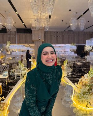 Aprena Manrose Instagram - Sayang saya dah kahwin 🥲
February bulan yang sangat penuh dengan emotions kerana saya harus melepaskan kawan baik saya pada jejaka pilihannya.
Amri, tolong jaga wanna elok-elok tau. You’re so lucky to have her. You akan selalu tengok muka i jugak kerana saya akan tetap menghantui hidup Wanna sampai bila bila 🤣👻
To Wanna, kamu terlalu cantik pada malam itu. I love you so much. I’m here for you, always and forever. Selamat pengantin baru! @wannaali_ 🫂
#bridesmaidonduty #happytears #welcometotheclurb
Kurung @ynalee.official
MUA @ynasakinah @schanooladivas