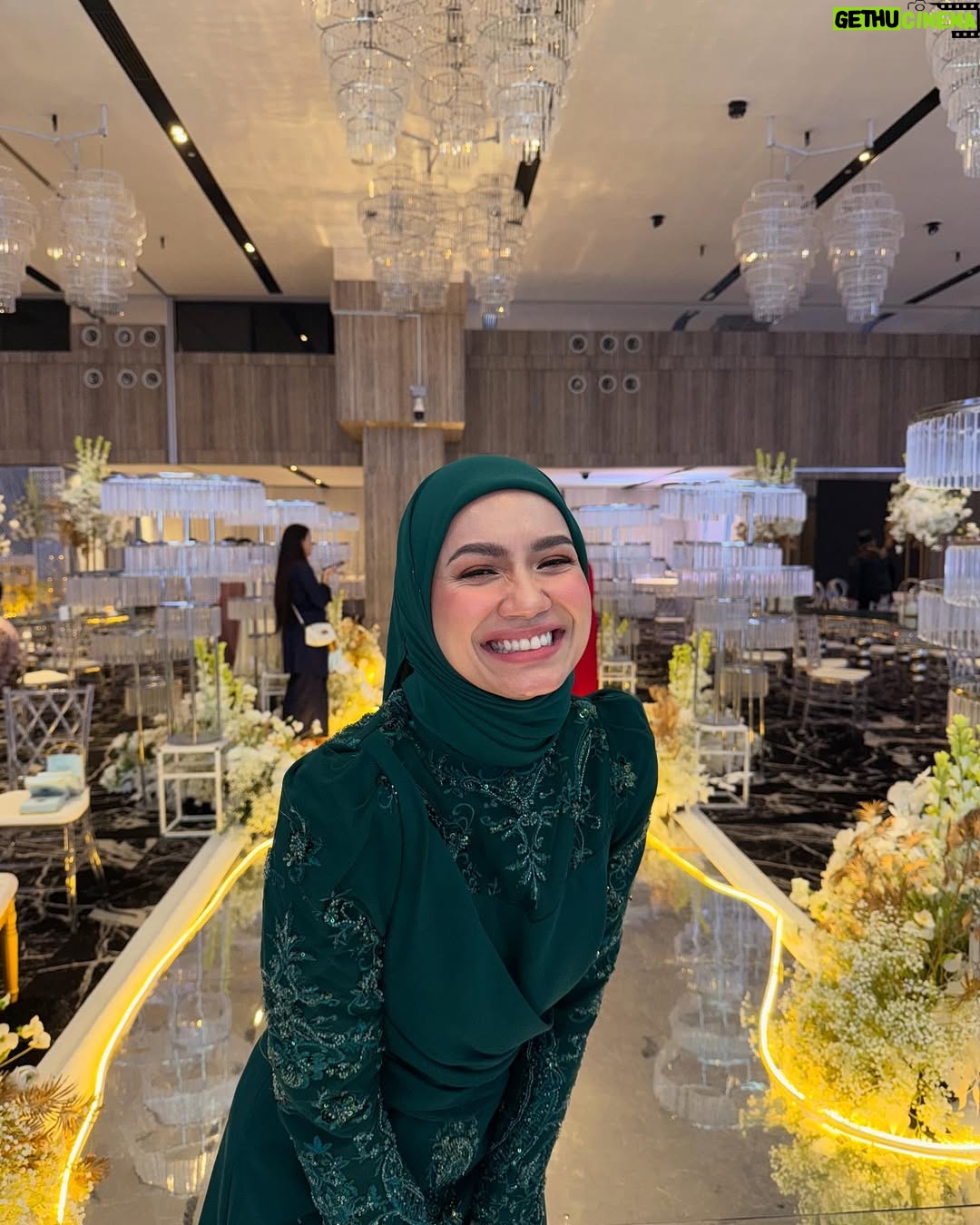 Aprena Manrose - 41.9K Likes - Sayang saya dah kahwin 🥲

February bulan yang sangat penuh dengan emotions kerana saya harus melepaskan kawan baik saya pada jejaka pilihannya. 
Amri, tolong jaga wanna elok-elok tau. You’re so lucky to have her. You akan selalu tengok muka i jugak kerana saya akan tetap menghantui hidup Wanna sampai bila bila 🤣👻

To Wanna, kamu terlalu cantik pada malam itu. I love you so much. I’m here for you, always and forever. Selamat pengantin baru! @wannaali_ 🫂

#bridesmaidonduty #happytears #welcometotheclurb 

Kurung @ynalee.official 
MUA @ynasakinah @schanooladivas