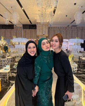 Aprena Manrose Instagram - Sayang saya dah kahwin 🥲
February bulan yang sangat penuh dengan emotions kerana saya harus melepaskan kawan baik saya pada jejaka pilihannya.
Amri, tolong jaga wanna elok-elok tau. You’re so lucky to have her. You akan selalu tengok muka i jugak kerana saya akan tetap menghantui hidup Wanna sampai bila bila 🤣👻
To Wanna, kamu terlalu cantik pada malam itu. I love you so much. I’m here for you, always and forever. Selamat pengantin baru! @wannaali_ 🫂
#bridesmaidonduty #happytears #welcometotheclurb
Kurung @ynalee.official
MUA @ynasakinah @schanooladivas