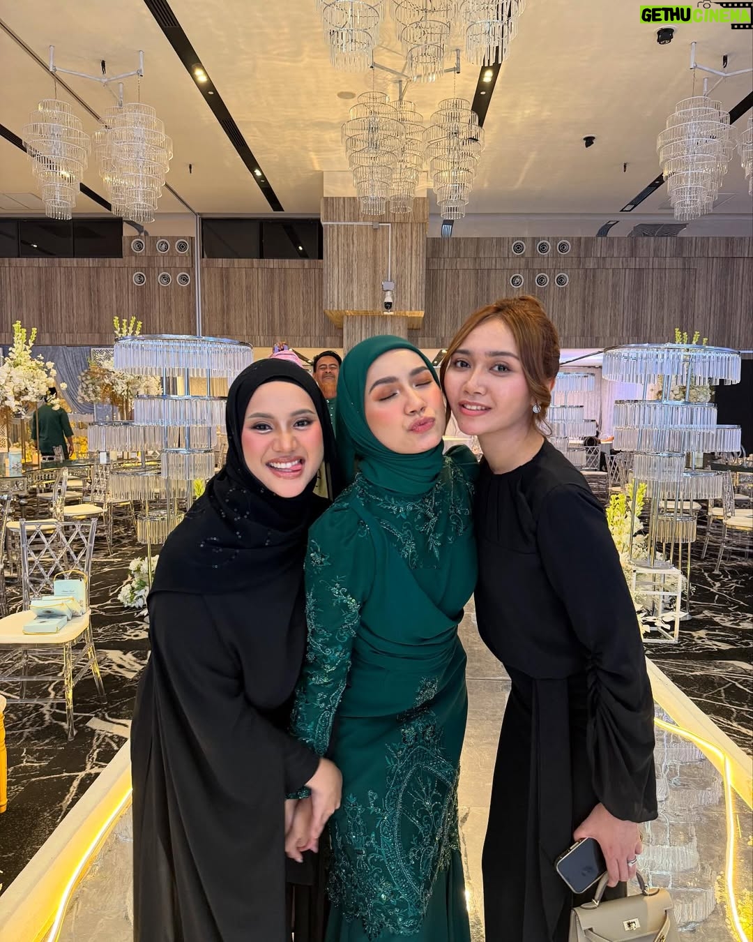 Aprena Manrose - 41.9K Likes - Sayang saya dah kahwin 🥲

February bulan yang sangat penuh dengan emotions kerana saya harus melepaskan kawan baik saya pada jejaka pilihannya. 
Amri, tolong jaga wanna elok-elok tau. You’re so lucky to have her. You akan selalu tengok muka i jugak kerana saya akan tetap menghantui hidup Wanna sampai bila bila 🤣👻

To Wanna, kamu terlalu cantik pada malam itu. I love you so much. I’m here for you, always and forever. Selamat pengantin baru! @wannaali_ 🫂

#bridesmaidonduty #happytears #welcometotheclurb 

Kurung @ynalee.official 
MUA @ynasakinah @schanooladivas