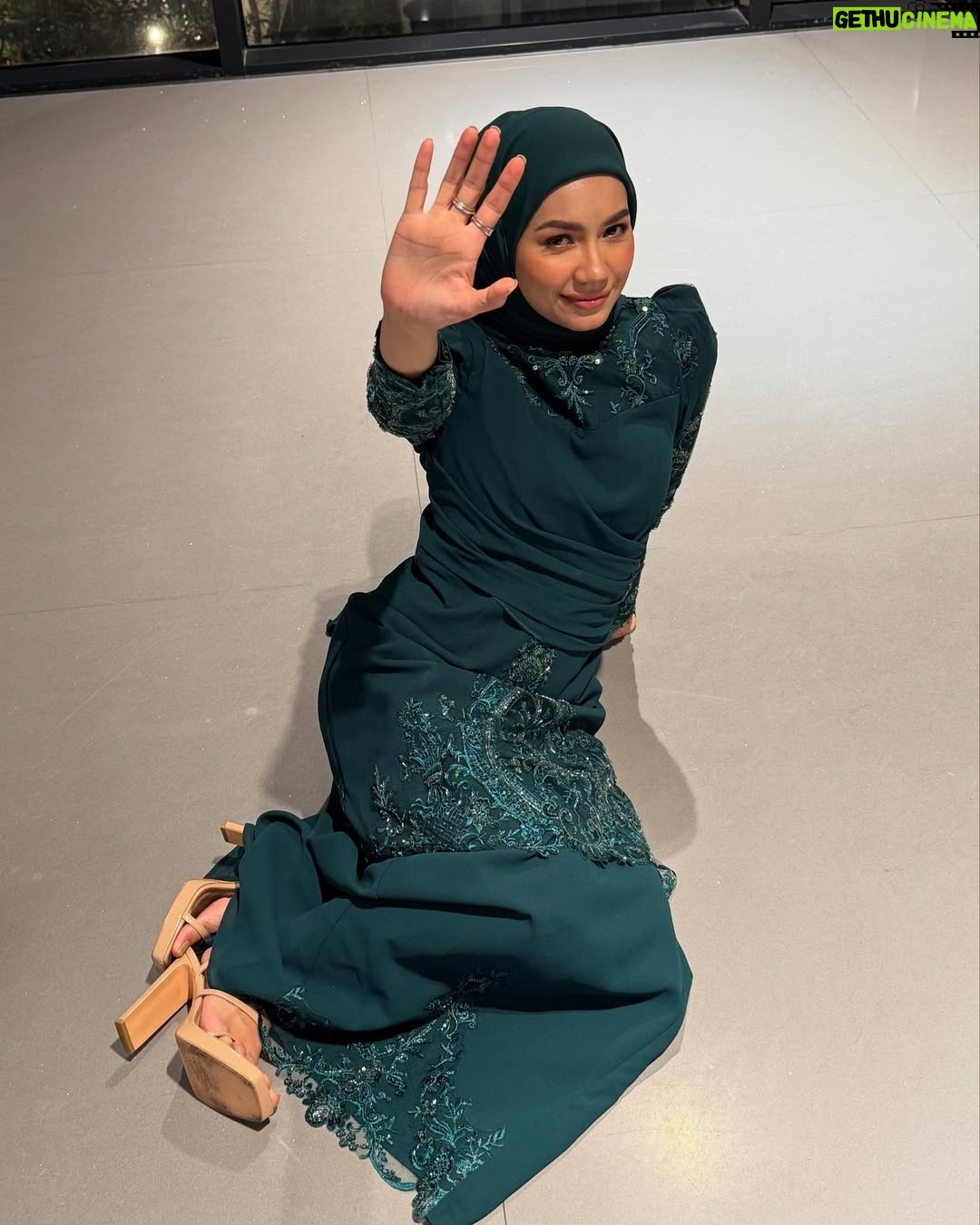 Aprena Manrose - 41.9K Likes - Sayang saya dah kahwin 🥲

February bulan yang sangat penuh dengan emotions kerana saya harus melepaskan kawan baik saya pada jejaka pilihannya. 
Amri, tolong jaga wanna elok-elok tau. You’re so lucky to have her. You akan selalu tengok muka i jugak kerana saya akan tetap menghantui hidup Wanna sampai bila bila 🤣👻

To Wanna, kamu terlalu cantik pada malam itu. I love you so much. I’m here for you, always and forever. Selamat pengantin baru! @wannaali_ 🫂

#bridesmaidonduty #happytears #welcometotheclurb 

Kurung @ynalee.official 
MUA @ynasakinah @schanooladivas
