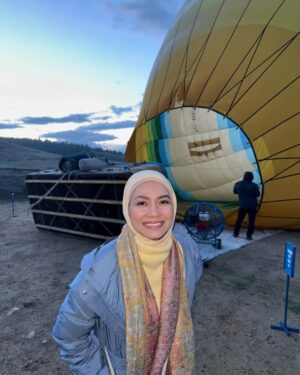 Aprena Manrose Instagram - The hightlight of the year! 🇹🇷
Disebabkan bendera hijau dapatlah merasa naik hot air balloon dan melihat keindahan alam bumi turkiye dari atas. Alhamdulillah 😍🌄🫠 @manazelmashaertravel
Winter coat @universaltraveller_my 🧥❄️🤍
#sayagayattapisayanakjugaktry #sekaliseumurhidup #sayaberjayagais