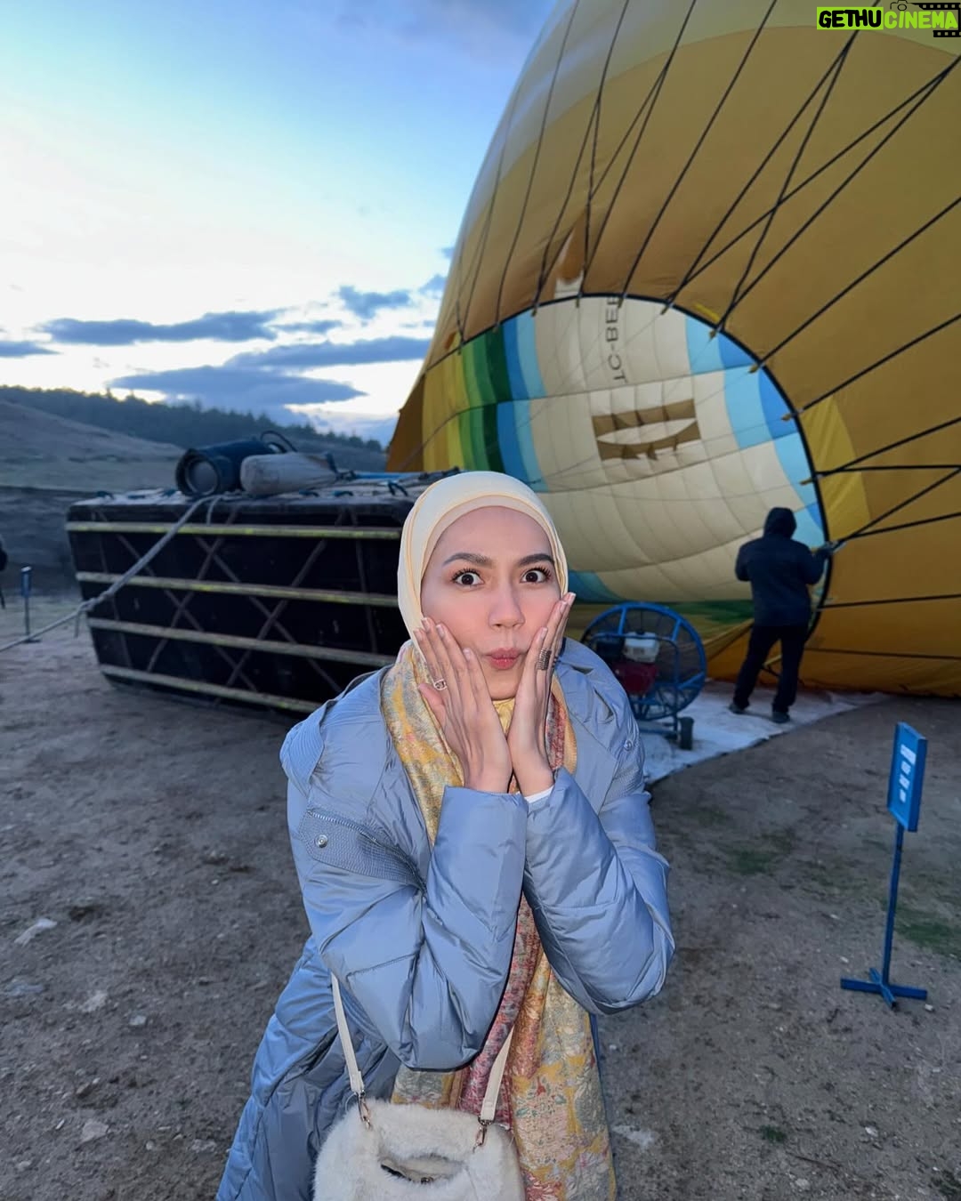 Aprena Manrose - 21.1K Likes - The hightlight of the year! 🇹🇷

Disebabkan bendera hijau dapatlah merasa naik hot air balloon dan melihat keindahan alam bumi turkiye dari atas. Alhamdulillah 😍🌄🫠 @manazelmashaertravel 

Winter coat @universaltraveller_my 🧥❄️🤍

#sayagayattapisayanakjugaktry #sekaliseumurhidup #sayaberjayagais