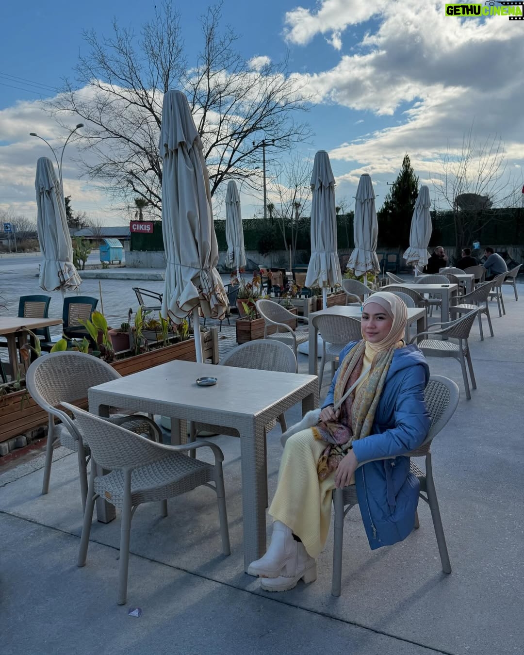 Aprena Manrose - 21.1K Likes - The hightlight of the year! 🇹🇷

Disebabkan bendera hijau dapatlah merasa naik hot air balloon dan melihat keindahan alam bumi turkiye dari atas. Alhamdulillah 😍🌄🫠 @manazelmashaertravel 

Winter coat @universaltraveller_my 🧥❄️🤍

#sayagayattapisayanakjugaktry #sekaliseumurhidup #sayaberjayagais