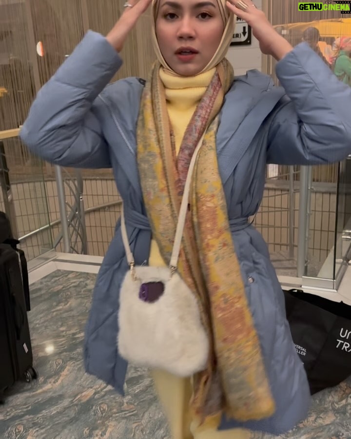 Aprena Manrose - 21.1K Likes - The hightlight of the year! 🇹🇷

Disebabkan bendera hijau dapatlah merasa naik hot air balloon dan melihat keindahan alam bumi turkiye dari atas. Alhamdulillah 😍🌄🫠 @manazelmashaertravel 

Winter coat @universaltraveller_my 🧥❄️🤍

#sayagayattapisayanakjugaktry #sekaliseumurhidup #sayaberjayagais