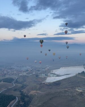 Aprena Manrose Instagram - The hightlight of the year! 🇹🇷
Disebabkan bendera hijau dapatlah merasa naik hot air balloon dan melihat keindahan alam bumi turkiye dari atas. Alhamdulillah 😍🌄🫠 @manazelmashaertravel
Winter coat @universaltraveller_my 🧥❄️🤍
#sayagayattapisayanakjugaktry #sekaliseumurhidup #sayaberjayagais