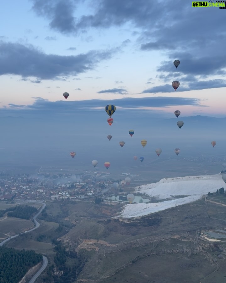 Aprena Manrose - 21.1K Likes - The hightlight of the year! 🇹🇷

Disebabkan bendera hijau dapatlah merasa naik hot air balloon dan melihat keindahan alam bumi turkiye dari atas. Alhamdulillah 😍🌄🫠 @manazelmashaertravel 

Winter coat @universaltraveller_my 🧥❄️🤍

#sayagayattapisayanakjugaktry #sekaliseumurhidup #sayaberjayagais