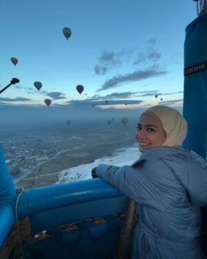 Aprena Manrose Instagram - The hightlight of the year! 🇹🇷
Disebabkan bendera hijau dapatlah merasa naik hot air balloon dan melihat keindahan alam bumi turkiye dari atas. Alhamdulillah 😍🌄🫠 @manazelmashaertravel
Winter coat @universaltraveller_my 🧥❄️🤍
#sayagayattapisayanakjugaktry #sekaliseumurhidup #sayaberjayagais