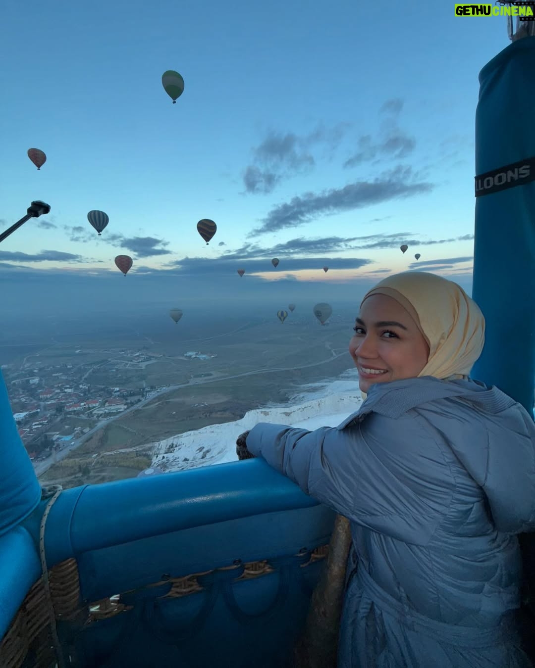 Aprena Manrose - 21.1K Likes - The hightlight of the year! 🇹🇷

Disebabkan bendera hijau dapatlah merasa naik hot air balloon dan melihat keindahan alam bumi turkiye dari atas. Alhamdulillah 😍🌄🫠 @manazelmashaertravel 

Winter coat @universaltraveller_my 🧥❄️🤍

#sayagayattapisayanakjugaktry #sekaliseumurhidup #sayaberjayagais