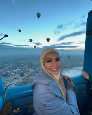 Aprena Manrose Instagram - The hightlight of the year! 🇹🇷
Disebabkan bendera hijau dapatlah merasa naik hot air balloon dan melihat keindahan alam bumi turkiye dari atas. Alhamdulillah 😍🌄🫠 @manazelmashaertravel
Winter coat @universaltraveller_my 🧥❄️🤍
#sayagayattapisayanakjugaktry #sekaliseumurhidup #sayaberjayagais