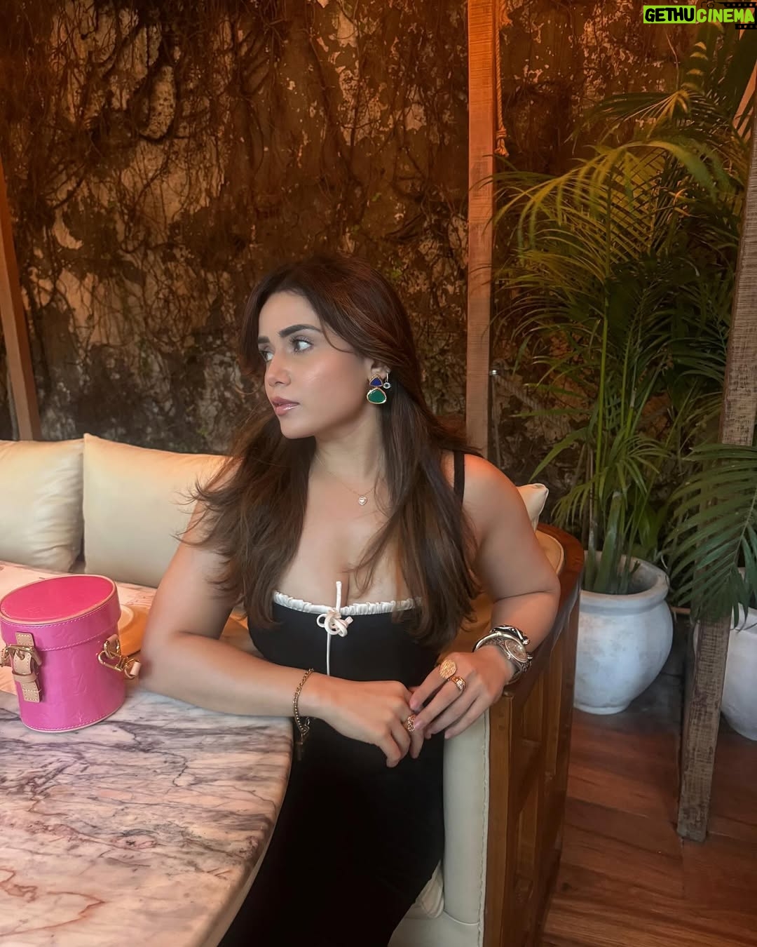 Apurva Mehrotra - 10.2K Likes - Pics or it didn’t happen🤷‍♀️
.
.
.
.
.
.
.
.
#goodmorning #goodvibes #picoftheday #ootd #fashion #style #friends #fun #gossipgirl #dinner #love #food #foodie#instadaily #instalike #instamood