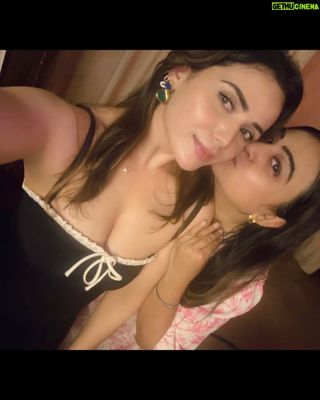 Apurva Mehrotra - 10.2K Likes - Pics or it didn’t happen🤷‍♀️
.
.
.
.
.
.
.
.
#goodmorning #goodvibes #picoftheday #ootd #fashion #style #friends #fun #gossipgirl #dinner #love #food #foodie#instadaily #instalike #instamood