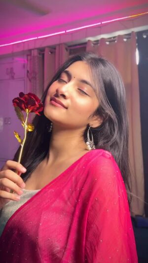 Aradhya Singh Instagram - Mai kya Namaste Patidev ji🌝❤️‍🔥🙏🏻

#transition #trending #reels #reelitfeelit #reelsinstagram #reelsvideo #explore #viral #aradhyans