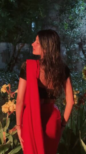 Aradhya Singh Instagram - Hayee🧨🔥😳

#trending #transition #saree #red #reels #reelitfeelit #reelsinstagram #reelsvideo #explore #viral #aradhyans