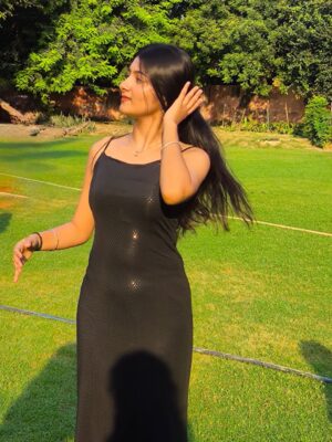 Aradhya Singh Instagram - Face Card never declines 🖤🪩✨

#freshersparty #black