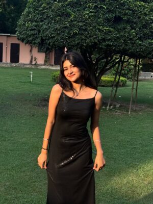 Aradhya Singh Instagram - Face Card never declines 🖤🪩✨

#freshersparty #black