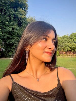 Aradhya Singh Instagram - Face Card never declines 🖤🪩✨

#freshersparty #black