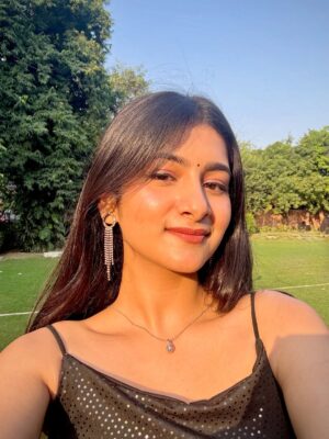 Aradhya Singh Instagram - Face Card never declines 🖤🪩✨

#freshersparty #black