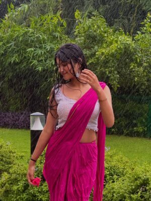 Aradhya Singh Instagram - Baarish🌸🌧️🤍

#rain #saree