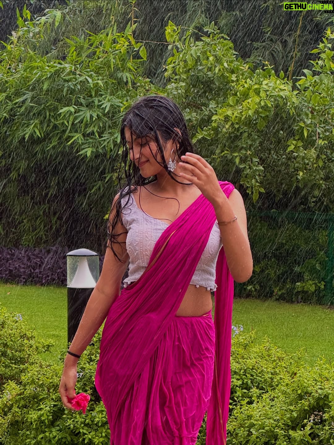 Aradhya Singh - 54.4K Likes - Baarish🌸🌧️🤍

#rain #saree