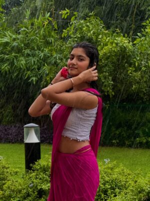 Aradhya Singh Instagram - Baarish🌸🌧️🤍

#rain #saree