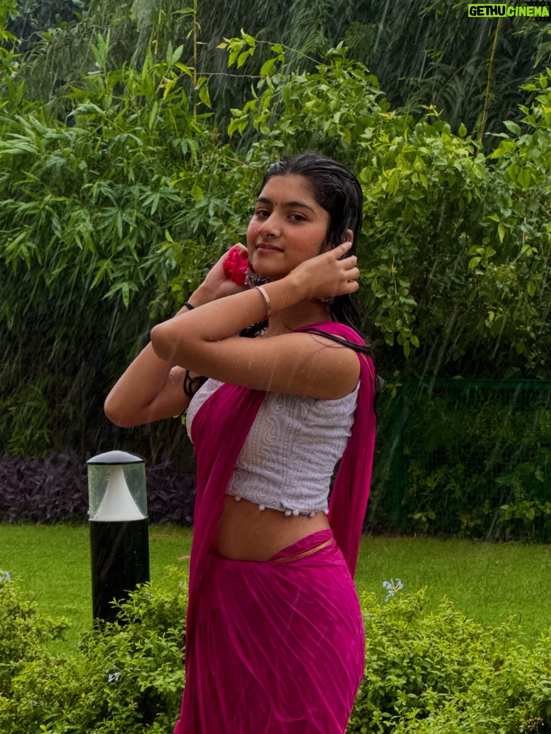 Aradhya Singh - 54.4K Likes - Baarish🌸🌧️🤍

#rain #saree