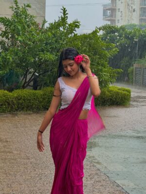 Aradhya Singh Instagram - Baarish🌸🌧️🤍

#rain #saree