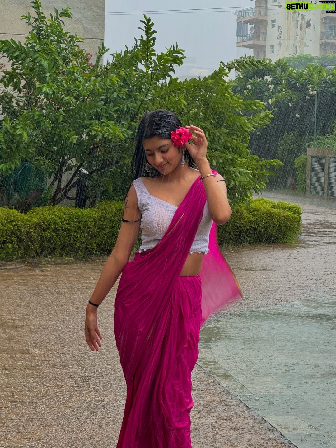 Aradhya Singh - 54.4K Likes - Baarish🌸🌧️🤍

#rain #saree