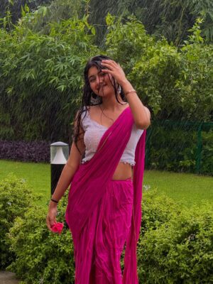 Aradhya Singh Instagram - Baarish🌸🌧️🤍

#rain #saree