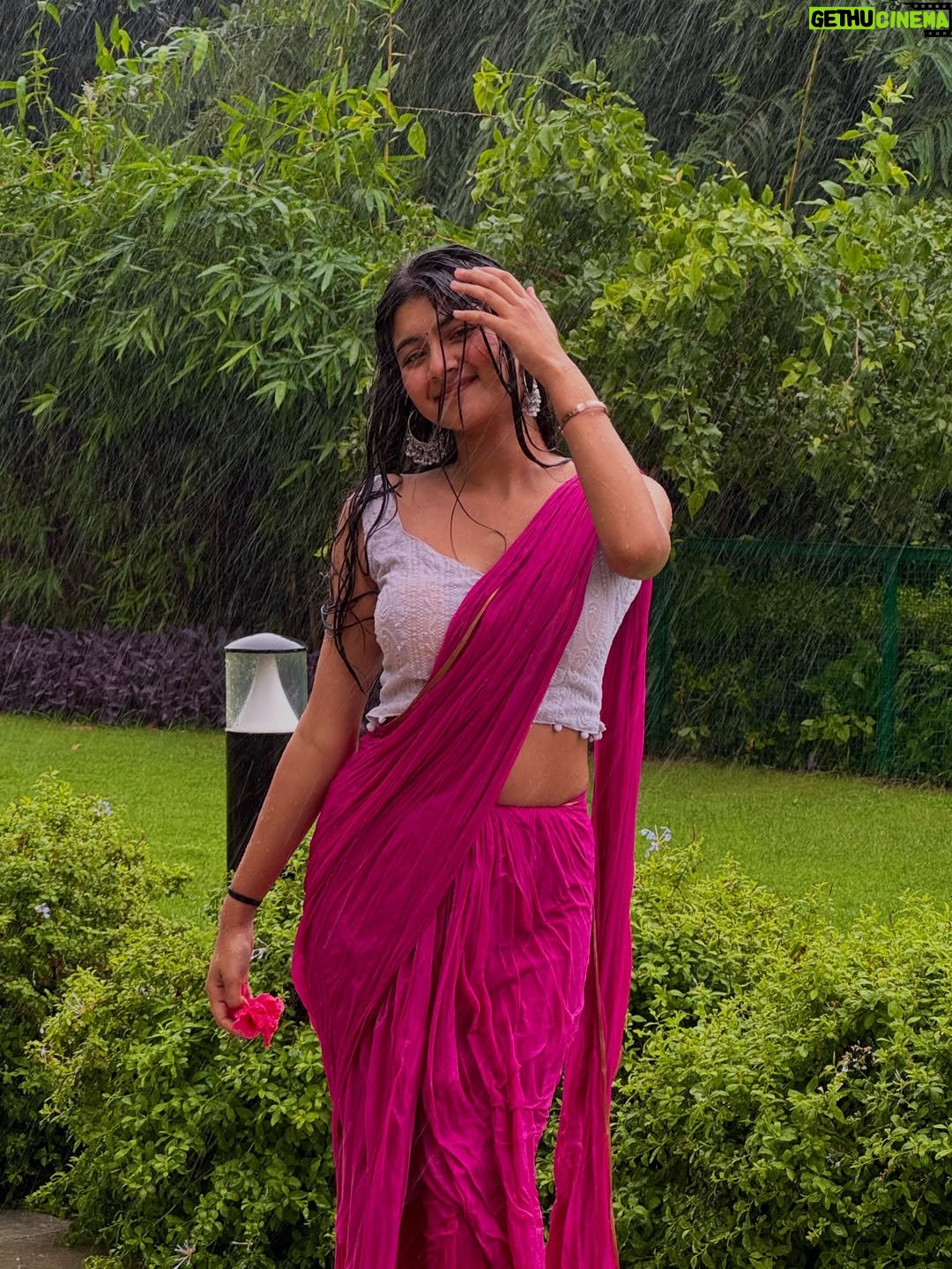 Aradhya Singh - 54.4K Likes - Baarish🌸🌧️🤍

#rain #saree