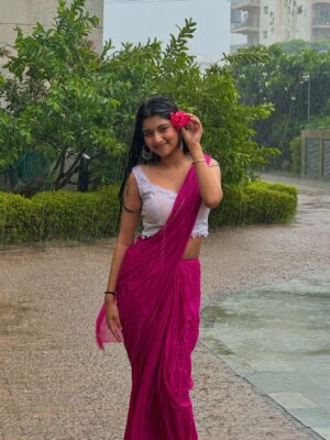 Aradhya Singh Instagram - Baarish🌸🌧️🤍

#rain #saree
