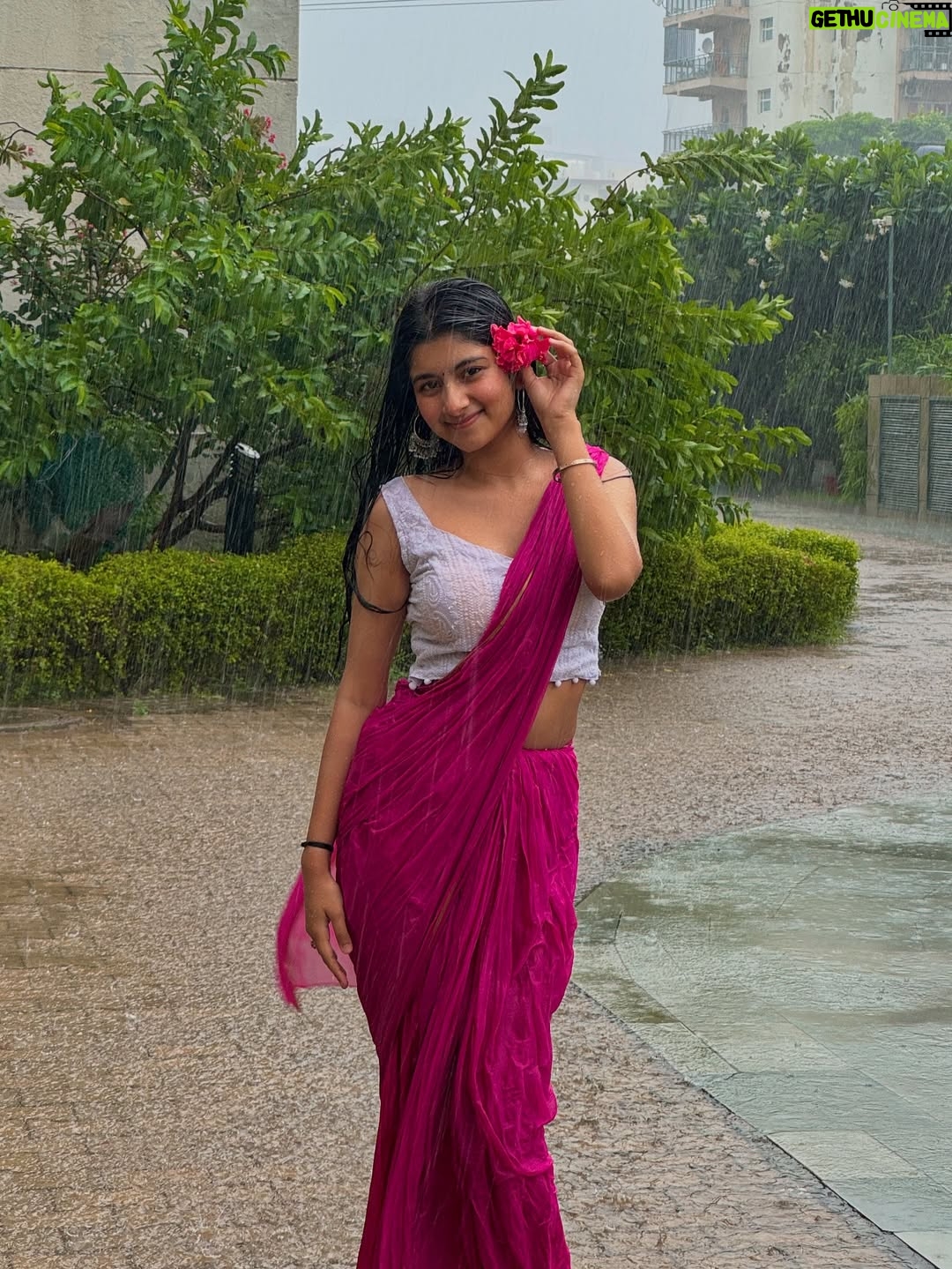 Aradhya Singh - 54.4K Likes - Baarish🌸🌧️🤍

#rain #saree