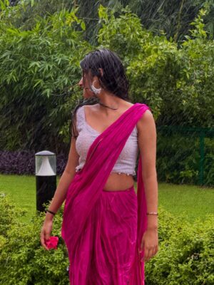 Aradhya Singh Instagram - Baarish🌸🌧️🤍

#rain #saree