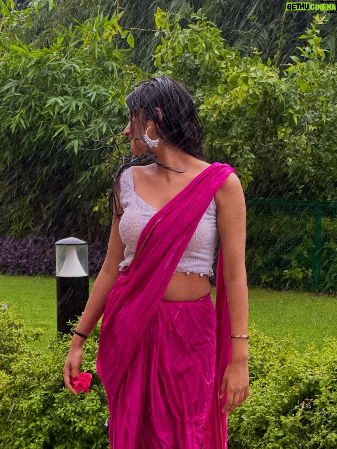 Aradhya Singh - 54.4K Likes - Baarish🌸🌧️🤍

#rain #saree