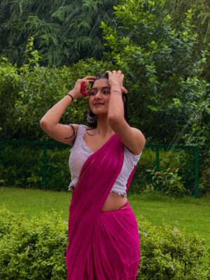 Aradhya Singh Instagram - Baarish🌸🌧️🤍

#rain #saree