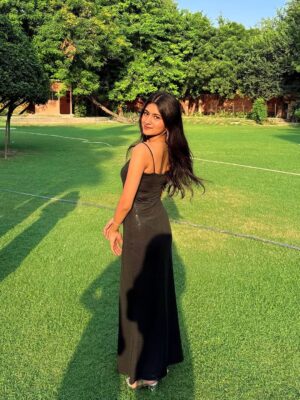 Aradhya Singh Instagram - Face Card never declines 🖤🪩✨

#freshersparty #black